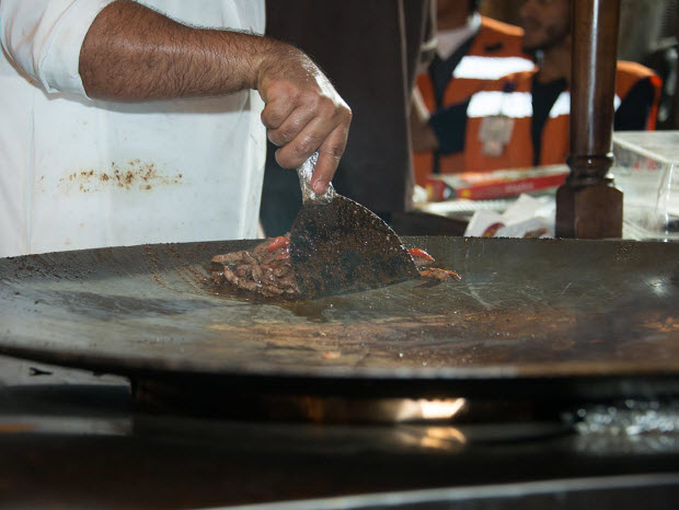  الأكلات الشعبية في «جدة» تحظى بإقبال كبير من أهالي وزوار المنطقة التاريخية 